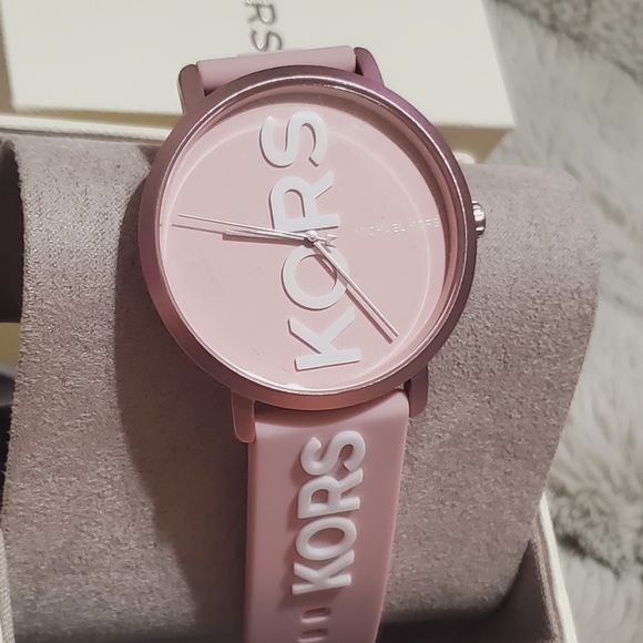 Michael Kors silicone watch💗 - Picture 5 of 13